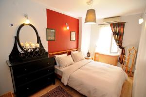 A bed or beds in a room at Ahmet Efendi Evi