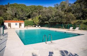 Bazén v ubytovaní Suite Tropez, Résidence de prestige alebo v jeho blízkosti
