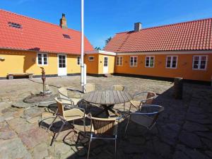 NeksøにあるHoliday home Nexø Xの中庭(テーブル、椅子付)