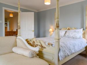 1 dormitorio con 1 cama blanca y 1 silla en Meadowview en Honington