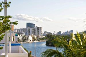 uma vista para um corpo de água com uma cidade em Venezia em Miami Beach