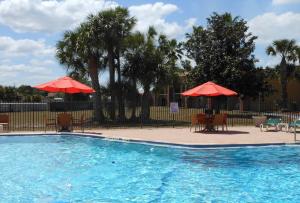 Bazén v ubytování Ramada by Wyndham Davenport Orlando South nebo v jeho okolí
