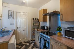 2 Bedroom Apartment-Free Parking-Private Entrance tesisinde mutfak veya mini mutfak