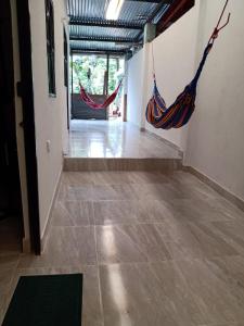 un pasillo vacío con hamacas colgando de la pared en HOSPEDAJE EL MILAGRO, en Mesetas