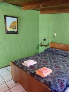 1 dormitorio con 1 cama con 2 toallas en Laura en Rosario