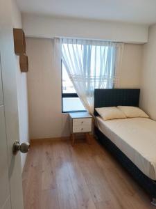 a small bedroom with a bed and a window at Massimo Apartament in Lima