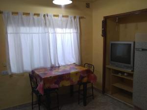 ロサリオにあるLauraのテーブル、テレビ、窓が備わる客室です。 +16枚の写真