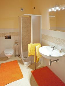 La salle de bains est pourvue d'une douche, d'un lavabo et de toilettes. dans l'établissement Le Coccinelle B&B, à Grignasco