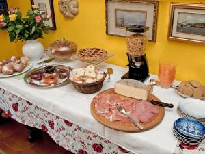 Jedlo v ubytovaní bed & breakfast alebo blízkom okolí