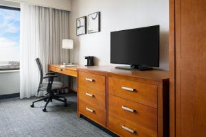 TV a/nebo společenská místnost v ubytování Courtyard by Marriott Atlantic City Beach Block