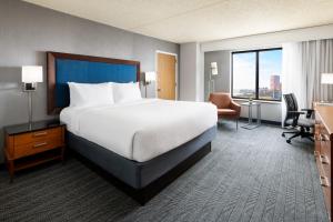 una camera d'albergo con un grande letto e una scrivania di Courtyard by Marriott Atlantic City Beach Block ad Atlantic City