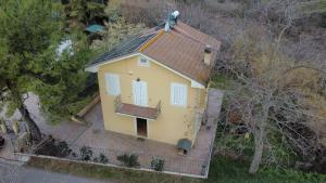 een uitzicht op een geel huis met een dak bij Casa Forola Holiday House in Acquaviva Picena
