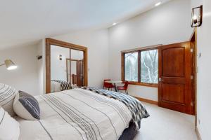 1 dormitorio con cama, ventana y mesa en The Vail Escape en Vail