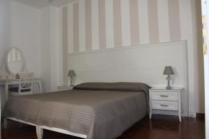 A bed or beds in a room at B&B Home Sweet Home Rosolini