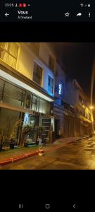 une rue de la ville la nuit avec un bâtiment dans l'établissement Casa City Break Appart hôtel, à Casablanca