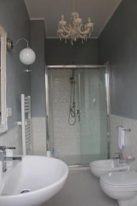 A bathroom at B&B Home Sweet Home Rosolini