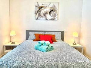 - une chambre dotée d'un lit avec deux ours en peluche dans l'établissement Cozy house near Disney, Knott’s & Beach!!, à Fullerton