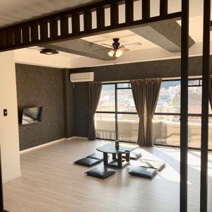 una sala de yoga con una mesa y una ventana grande en R RESORT USAMIーVacation STAY 65329v, en Ito