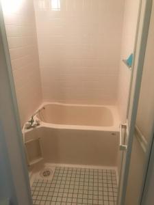 baño con bañera y suelo de baldosa. en R RESORT USAMIーVacation STAY 65329v, en Ito