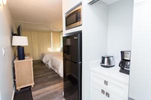 ワイレアにあるMaui Banyan Q-109のキッチン(冷蔵庫付)、ベッドルーム(ベッド1台付)