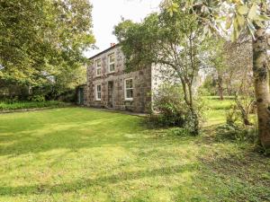 an old stone house with a large yard at Banneth in Mawgan in Meneage