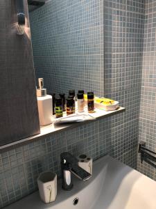 W łazience znajduje się umywalka i lustro. w obiekcie Farniente Tolo w mieście Tolo
