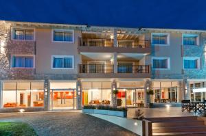 uma vista exterior de um hotel à noite em Álamos del Mar Apart Hotel & Spa em Valeria del Mar
