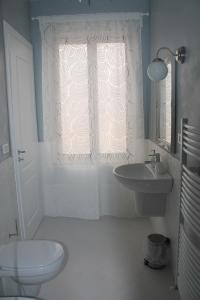 A bathroom at B&B Home Sweet Home Rosolini