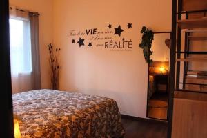 a bedroom with a bed with stars on the wall at Gîte chalet, Au Doubs Logis in Pierrefontaine-les-Varans