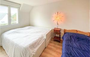 Ένα ή περισσότερα κρεβάτια σε δωμάτιο στο 2 Bedroom Amazing Home In Dives-Sur-Mer