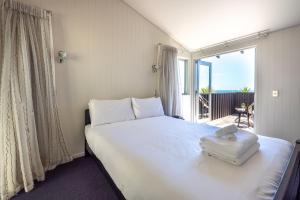Ένα ή περισσότερα κρεβάτια σε δωμάτιο στο Black Bach - Stay Waiheke