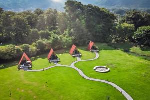 a group of tents in a grassy field with a path at Glamping Nool in Río Blanco