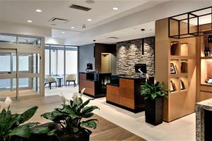 una sala de estar con plantas y una pared de piedra. en Delta Hotels by Marriott Kamloops en Kamloops