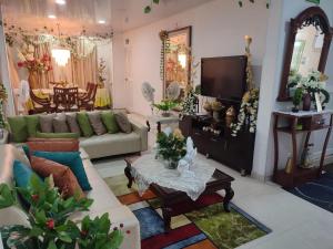 sala de estar con sofá y TV en Jackson House Inn en San Andrés
