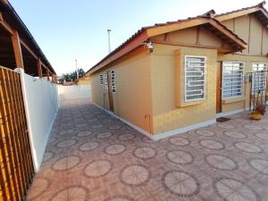 Blick auf ein Haus mit einer Terrasse in der Unterkunft Casa en Padre Hurtado IV in Talagante