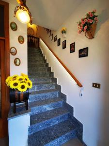 a stairway with a vase of sunflowers at La Casa di Lice in Moneglia