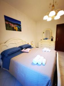 a bedroom with a large bed with towels on it at La Casa di Lice in Moneglia