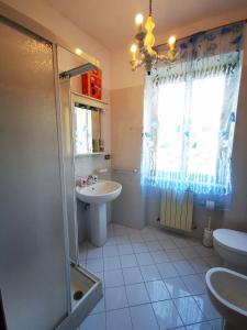 bagno con lavandino e doccia di La Casa di Lice a Moneglia