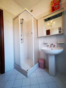 a bathroom with a shower and a sink at La Casa di Lice in Moneglia