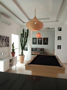 uma sala de estar com uma mesa de bilhar em Villa à moins de 500m de la plage 3 Chambres et 4 SDB em Saïdia