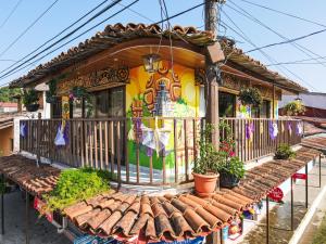 a house with a painting on the side of it at Boutike Art & Wellness in Concepción de Ataco