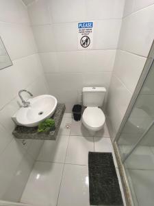 uma casa de banho branca com um WC e um lavatório em Hostel Pelo Mundo no Rio de Janeiro