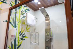 y baño con ducha con cabezal de ducha. en Boutike Art & Wellness, en Concepción de Ataco