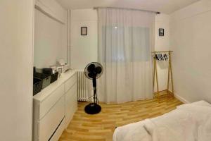 a room with a bedroom with a dresser and a desk at Bel Appart Alfortville -Quai Seine - 5mn de Paris in Alfortville +31 photos