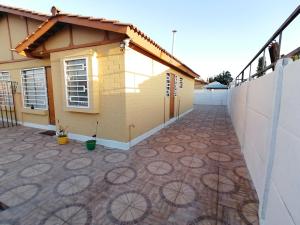 a house with a tile floor and a building at Agradable casa en Padre Hurtado VI in Talagante