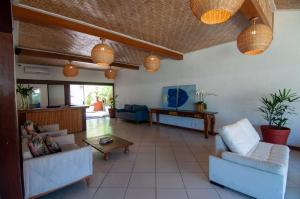 ein Wohnzimmer mit 2 Sofas und einem Tisch in der Unterkunft Riviera Búzios Hotel in Búzios