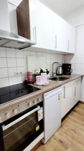 A kitchen or kitchenette at Romantische 2- Zimmer Wohnung für 4 Person.