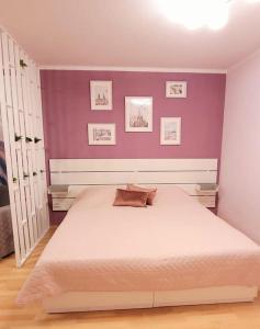 Säng eller sängar i ett rum på Romantische 2- Zimmer Wohnung für 4 Person.