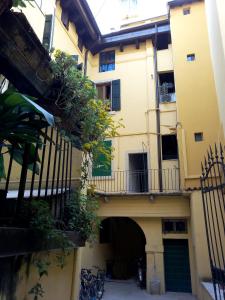 an external view of a building with a balcony at Ai Gabbiani in Verona