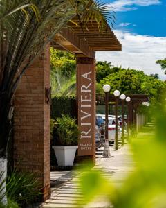 ein Backsteingebäude mit einem Schild auf dem Bürgersteig in der Unterkunft Riviera Búzios Hotel in Búzios